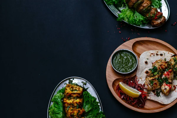 Hint yemekleri olan siyah masa.