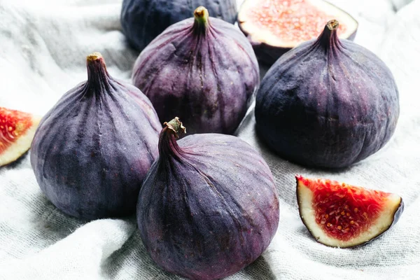 Hafif bir arkaplanda olgun incirler