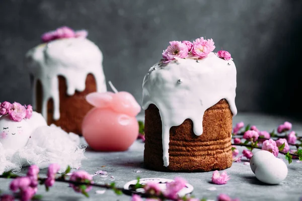 Paskalya pastası, gri arka planda Paskalya yumurtası