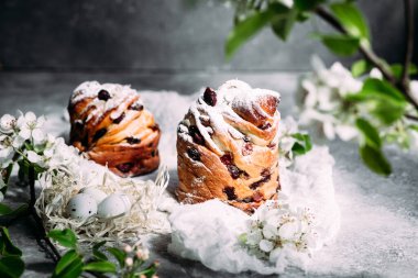 Şekerli meyveli Paskalya keki.