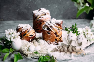 Şekerli meyveli Paskalya keki.