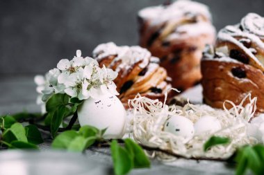 Şekerli meyveli Paskalya keki.