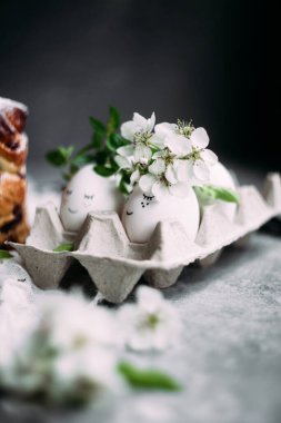 Şekerli meyveli Paskalya keki.