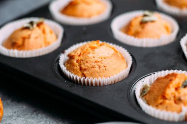 Işık masasında balkabağı kekleri.