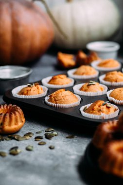 Işık masasında balkabağı kekleri.