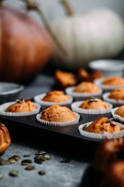 Işık masasında balkabağı kekleri.