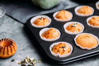 Işık masasında balkabağı kekleri.