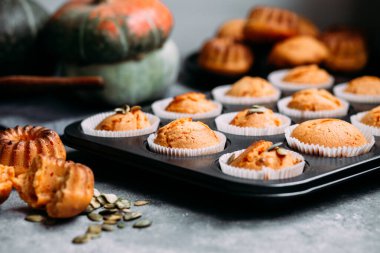 Işık masasında balkabağı kekleri.