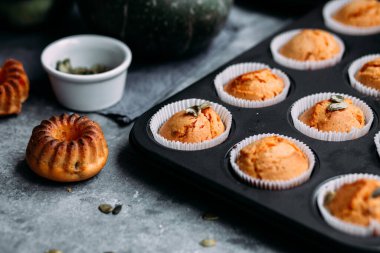 Işık masasında balkabağı kekleri.