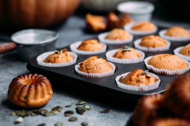 Işık masasında balkabağı kekleri.