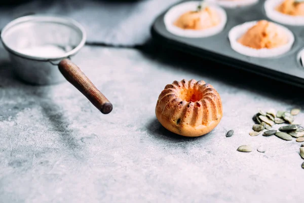 Muffin Labu Atas Meja Cahaya — Stok Foto