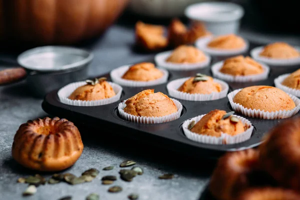 Işık masasında balkabağı kekleri.