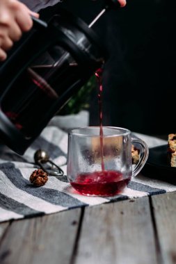 Siyah üzümlü kısa hamurlu pasta ve koyu arkaplanda çay.