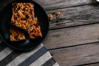 Siyah üzümlü kısa hamurlu pasta ve koyu arkaplanda çay.