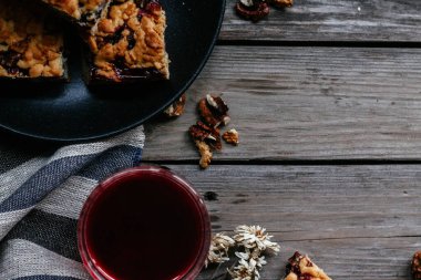 Siyah üzümlü kısa hamurlu pasta ve koyu arkaplanda çay.