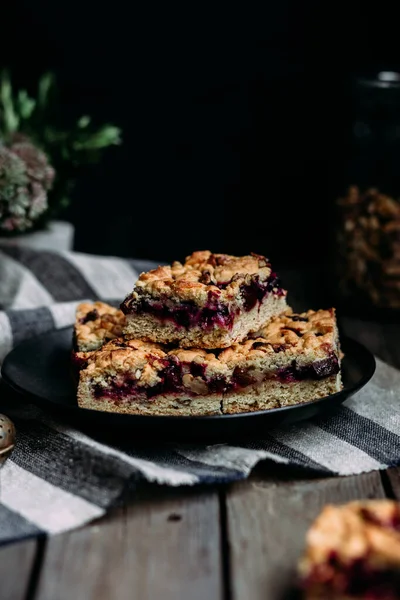 Kue Shortcrust Dengan Kismis Hitam Dan Teh Latar Belakang Gelap — Stok Foto