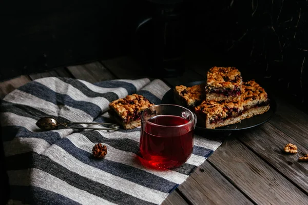 Kue Shortcrust Dengan Kismis Hitam Dan Teh Latar Belakang Gelap — Stok Foto