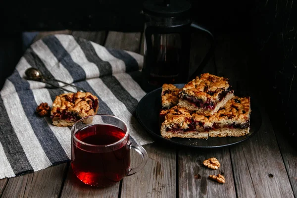 Kue Shortcrust Dengan Kismis Hitam Dan Teh Latar Belakang Gelap — Stok Foto