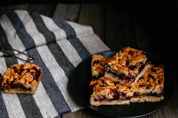 Torta Pastelaria Shortcrust Com Groselhas Pretas Chá Fundo Escuro — Fotografia de Stock