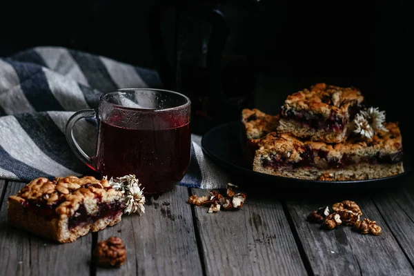 Ciasto Ciasto Czarnymi Porzeczkami Herbatą Ciemnym Tle — Zdjęcie stockowe