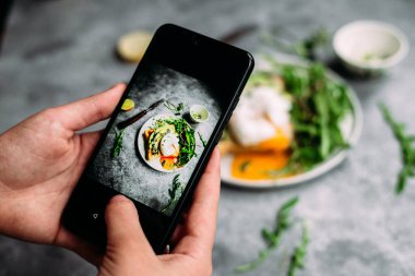 Yemek fotoğrafı akıllı telefon tarafından çekildi.