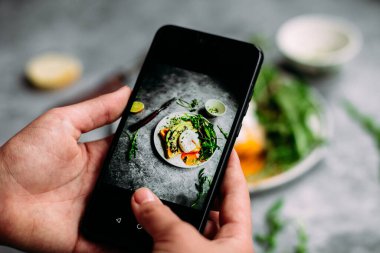 Yemek fotoğrafı akıllı telefon tarafından çekildi.