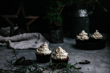 Gri arka planda kremalı çikolatalı kekler