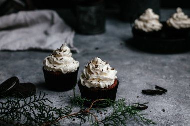 Gri arka planda kremalı çikolatalı kekler