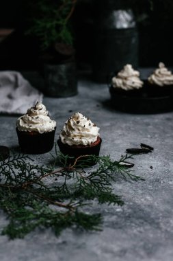 Gri arka planda kremalı çikolatalı kekler