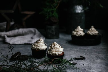 Gri arka planda kremalı çikolatalı kekler