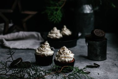 Gri arka planda kremalı çikolatalı kekler