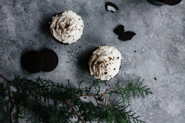 Gri arka planda kremalı çikolatalı kekler