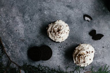 Gri arka planda kremalı çikolatalı kekler