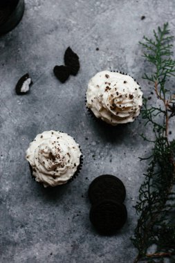 Gri arka planda kremalı çikolatalı kekler