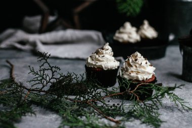 Gri arka planda kremalı çikolatalı kekler