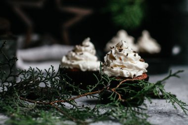 Gri arka planda kremalı çikolatalı kekler