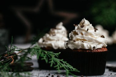 Gri arka planda kremalı çikolatalı kekler