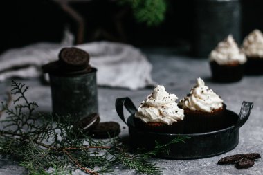 Gri arka planda kremalı çikolatalı kekler