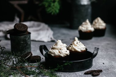 Gri arka planda kremalı çikolatalı kekler