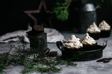 Gri arka planda kremalı çikolatalı kekler