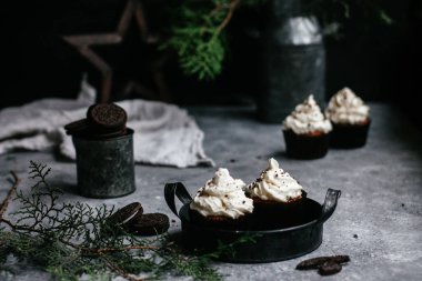 Gri arka planda kremalı çikolatalı kekler