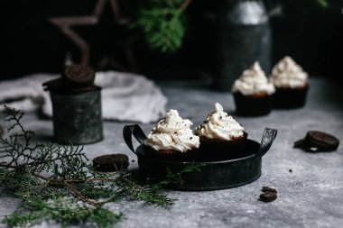 Gri arka planda kremalı çikolatalı kekler