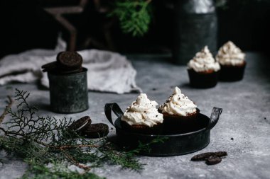 Gri arka planda kremalı çikolatalı kekler