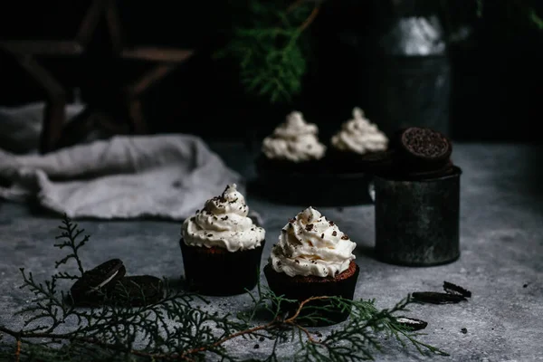 Čokoládové Muffiny Smetanou Šedém Pozadí — Stock fotografie