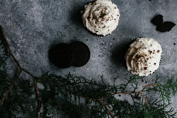 Gri arka planda kremalı çikolatalı kekler