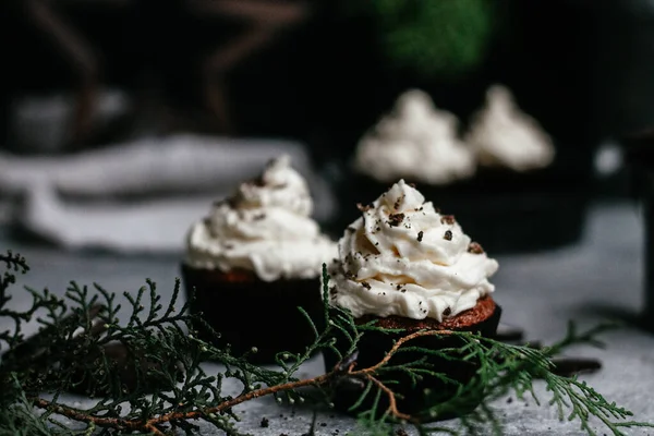 Suklaa Muffinit Kerma Harmaalla Pohjalla — kuvapankkivalokuva