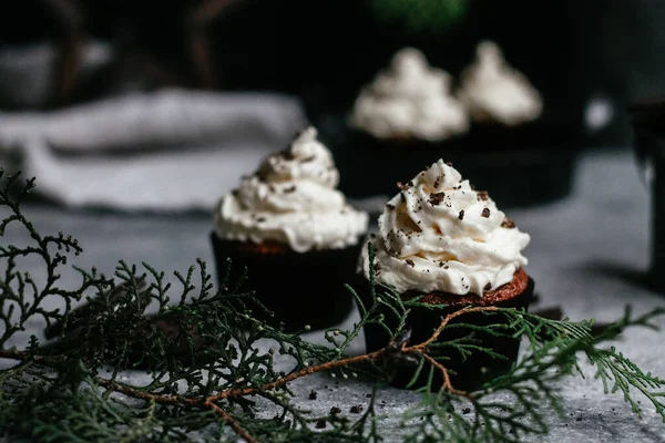 Csokoládé Muffinok Krém Szürke Háttér — Stock Fotó