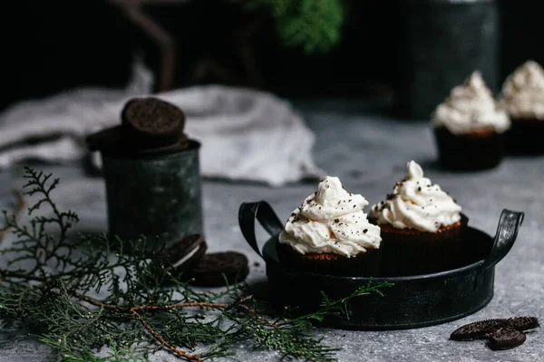Gri arka planda kremalı çikolatalı kekler