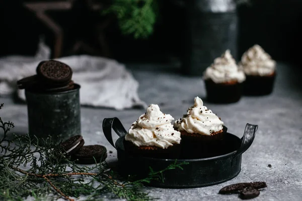 Gri arka planda kremalı çikolatalı kekler