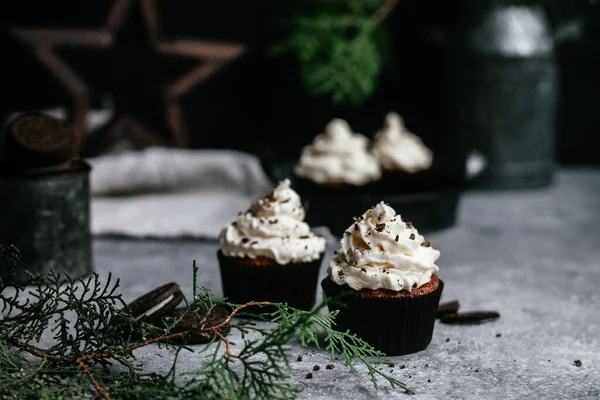 Chocolade Muffins Met Room Grijze Achtergrond — Stockfoto